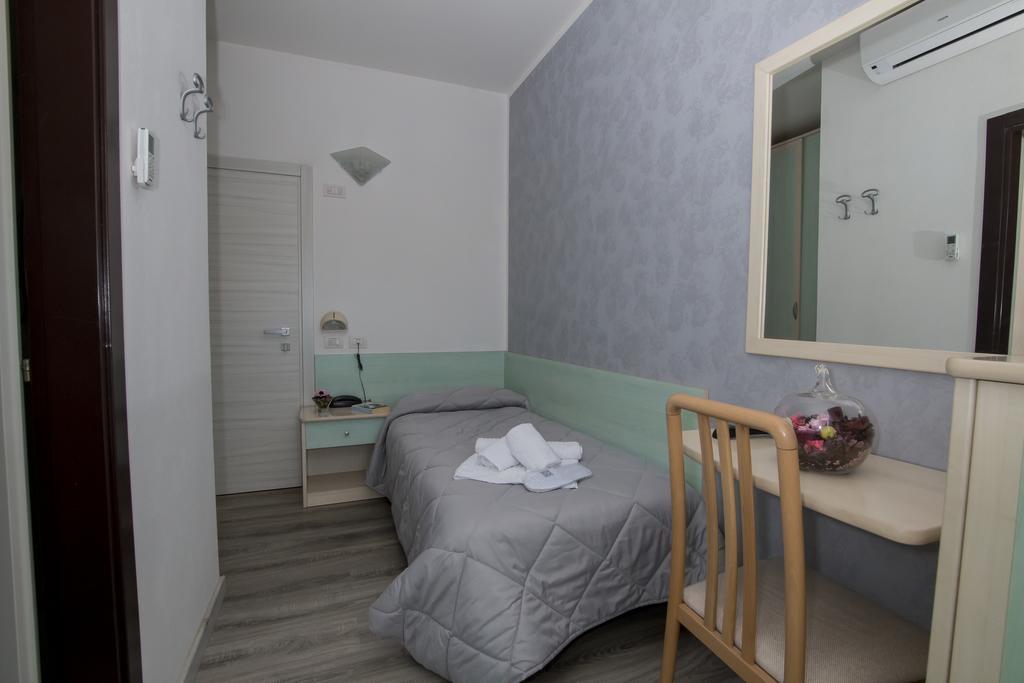 Hotel Zanarini Riccione Zimmer foto