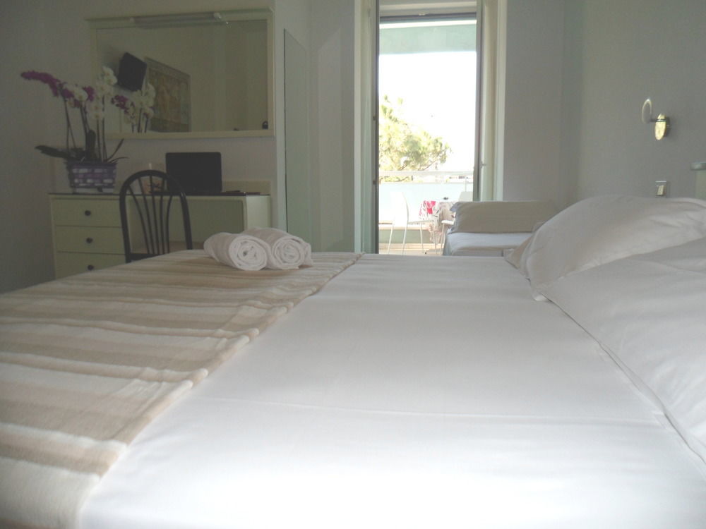 Hotel Zanarini Riccione Exterior foto